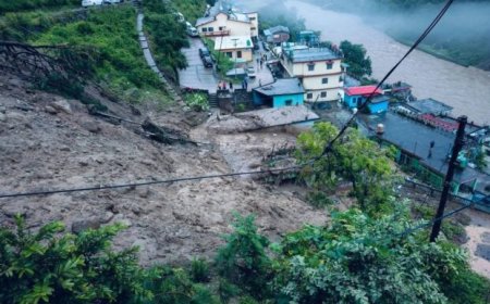 चमोली के थराली में बादल फटने से भारी तबाही, प्रशासन राहत कार्य में जुटा