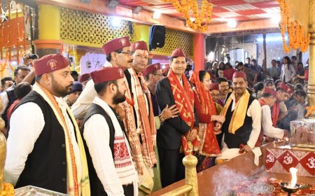 नैनीताल: नंदा सुनंदा महोत्सव में शामिल हुए आयुक्त दीपक रावत, मां नैना देवी की आरती में लिया भाग