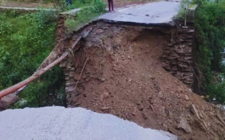 रानीखेत-रामनगर मार्ग पर पुलिया गिरने से हजारों ग्रामीणों का संपर्क टूटा, जानें पूरी खबर