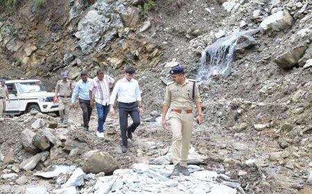 रुद्रप्रयाग की छेनागाड़ आपदा: जिलाधिकारी प्रतीक जैन ने किया राहत कार्यों का निरीक्षण