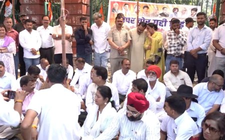 देहरादून: UKSSSC पेपर लीक मामले में कांग्रेस ने किया धरना, सीबीआई जांच की उठाई मांग