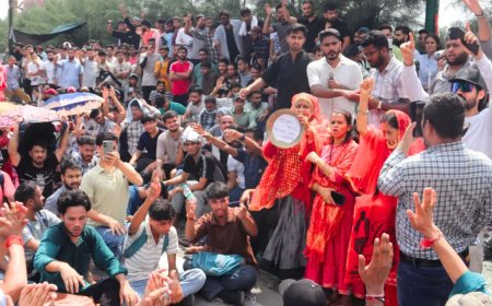 उत्तराखंड प्रदर्शन में नया मोड़: पेपर लीक के खिलाफ फलीस्तीन के नारे, राजनीतिक हलचल तेज़