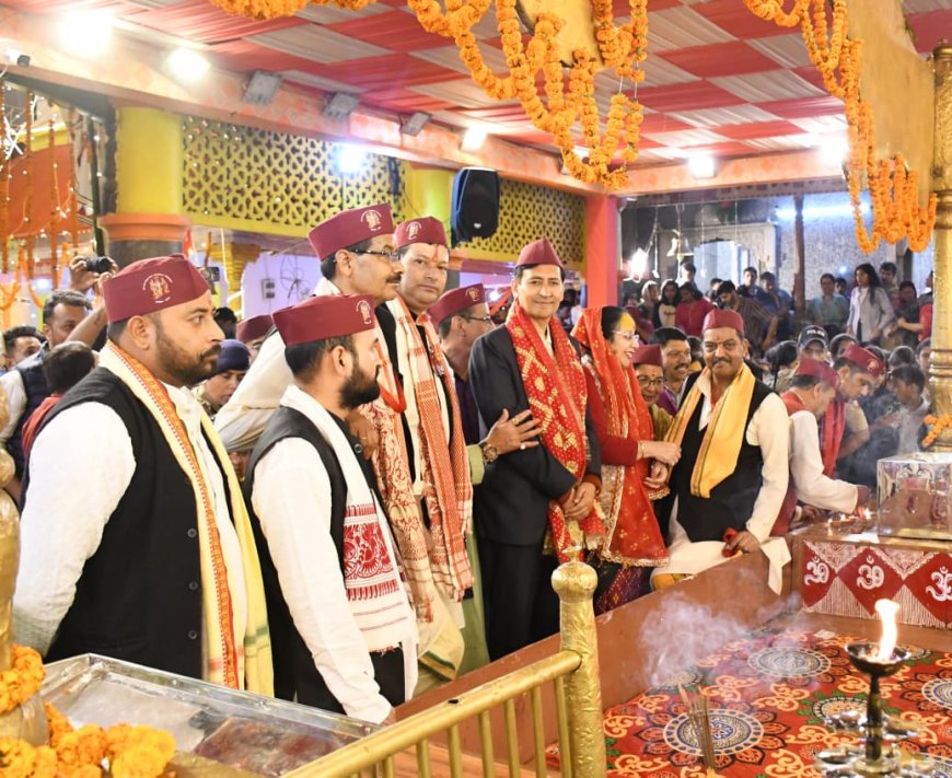 नैनीताल: नंदा सुनंदा महोत्सव में शामिल हुए आयुक्त दीपक रावत, मां नैना देवी की आरती में लिया भाग