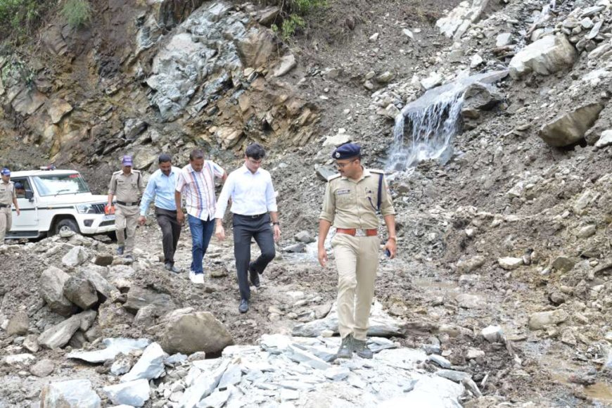 रुद्रप्रयाग की छेनागाड़ आपदा: जिलाधिकारी प्रतीक जैन ने किया राहत कार्यों का निरीक्षण