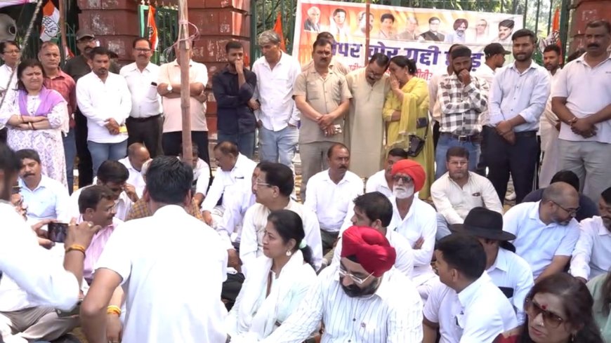 देहरादून: UKSSSC पेपर लीक मामले में कांग्रेस ने किया धरना, सीबीआई जांच की उठाई मांग