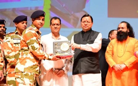 मुख्यमंत्री पुष्कर सिंह धामी ने राहत कार्य में योगदान देने वाले कर्मियों को दिया सम्मान