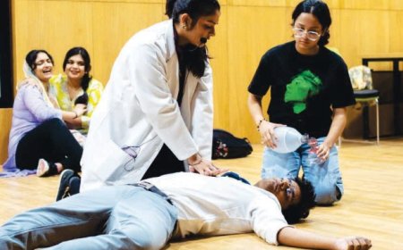 डॉक्टरों ने सिखाए सीपीआर के गुर, लोगों को दी जीवन रक्षा की ट्रेनिंग