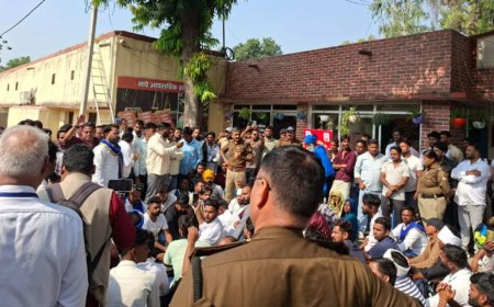 रुड़की में युवा फिर सड़क पर; योगेश हमले के बाद कोतवाली का किया घेराव, पुलिस की जांच पर लगाया गंभीर आरोप