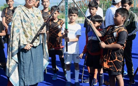 उत्तराखंड: खेल मंत्री रेखा आर्या ने मानसखंड खेल परिसर में हॉकी में आजमाया हाथ