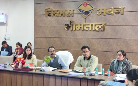 नैनीताल:  DM रयाल ने अधिकारियों को लगाई फटकार, ग्रामीण सड़कों में ढिलाई बर्दाश्त नहीं, अधिकारियों को चेतावनी