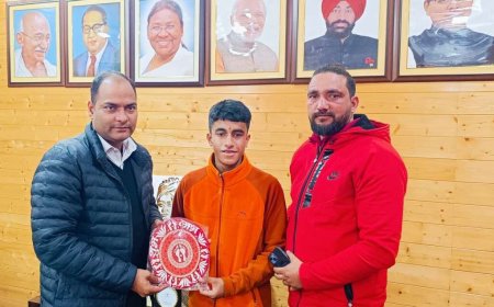 चंपावत: जिलाधिकारी ने कोच व खिलाड़ी को किया सम्मानित ,अंडर-14 फुटबॉल में नैतिक करायत का चयन राष्ट्रीय टीम के लिए