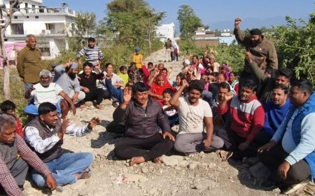 Dehradun: डोईवाला में रास्ते को लेकर विवाद गहराया, स्थानीयों ने किया धरना प्रदर्शन, रखी ये मांग