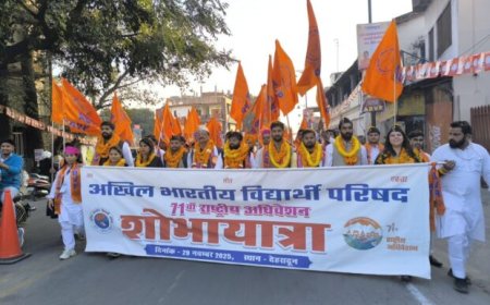 अखिल भारतीय विद्यार्थी परिषद शोभायात्रा का भव्य स्वागत, CM धामी ने की पुष्पवर्षा