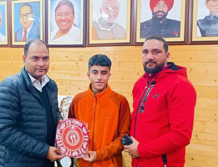 चंपावत: जिलाधिकारी ने कोच व खिलाड़ी को किया सम्मानित ,अंडर-14 फुटबॉल में नैतिक करायत का चयन राष्ट्रीय टीम के लिए