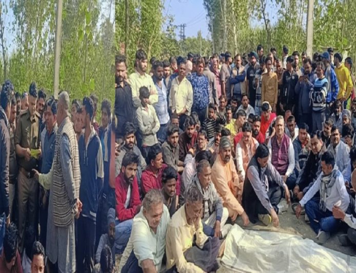 उत्तराखंड: ट्रैक्टर-ट्राली की चपेट मे आई बाइक, दो की मौत, ग्रामीण ने की रोड जाम