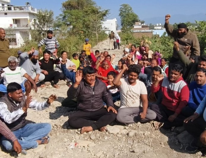 Dehradun: डोईवाला में रास्ते को लेकर विवाद गहराया, स्थानीयों ने किया धरना प्रदर्शन, रखी ये मांग