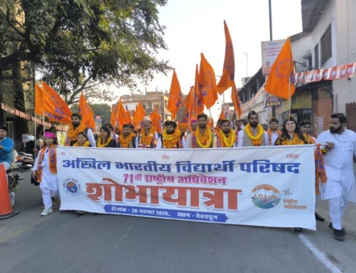 अखिल भारतीय विद्यार्थी परिषद शोभायात्रा का भव्य स्वागत, CM धामी ने की पुष्पवर्षा