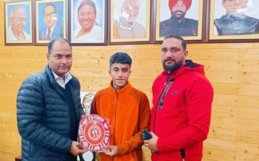 चंपावत: जिलाधिकारी ने कोच व खिलाड़ी को किया सम्मानित ,अंडर-14 फुटबॉल में नैतिक करायत का चयन राष्ट्रीय टीम के लिए