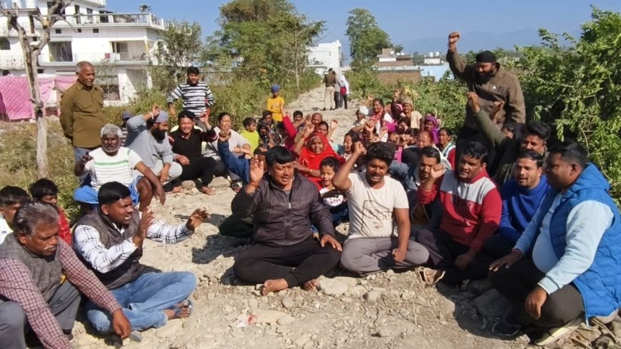 Dehradun: डोईवाला में रास्ते को लेकर विवाद गहराया, स्थानीयों ने किया धरना प्रदर्शन, रखी ये मांग