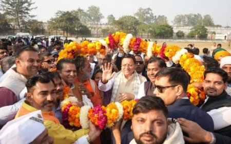 गुरुकुल कांगड़ी हेलिपैड पर सीएम धामी का जोरदार स्वागत, किसानों ने किया सम्मान