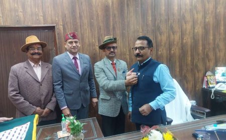 हल्द्वानी: सशस्त्र सेना झंडा दिवस पर जिलाधिकारी को लगाया फ्लैग