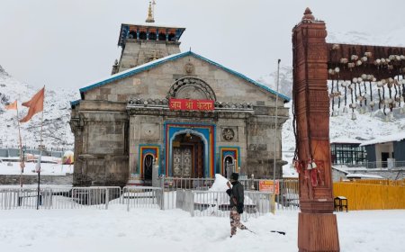 रुद्रप्रयाग में बढ़ी ठंड, केदारनाथ धाम में देर रात से बर्फबारी; जनपद डेंजर लेवल-2 पर