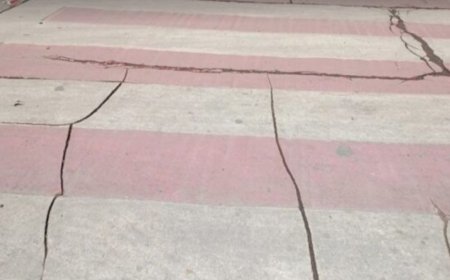 नैनीताल में मानसून से पहले चेतावनी: सरोवर नगरी पर मंडराया भूस्खलन का साया, सड़क पर उभरी नई दरारें