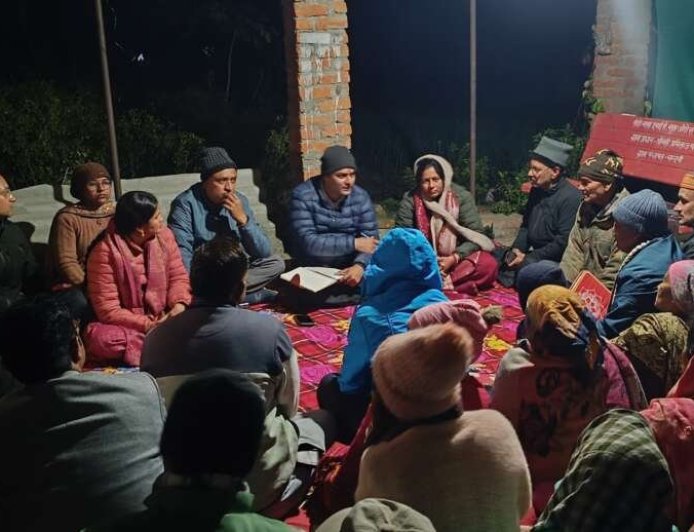 चंपावत: जिलाधिकारी मनीष कुमार ने हेलागोठ में रात्रि चौपाल लगाकर ग्रामीणों की समस्याएं सुनी