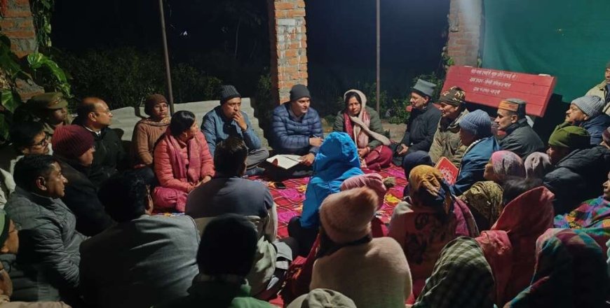 चंपावत: जिलाधिकारी मनीष कुमार ने हेलागोठ में रात्रि चौपाल लगाकर ग्रामीणों की समस्याएं सुनी