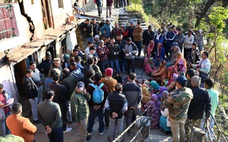 Rudraprayag Leopard Attack: सिंद्रवाणी में गुलदार के शिकार हुए मासूम के परिजनों से मिले डीएम, अफसरों को दिए ये फौरी निर्देश