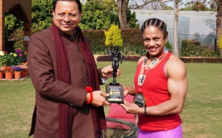 मुख्यमंत्री धामी ने प्रतिभा थपलियाल को किया सम्मानित