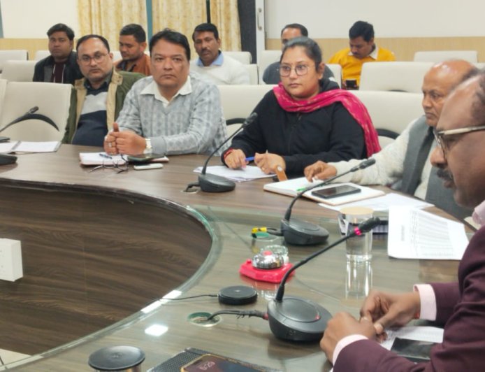 महराजगंज में डीएम सख्त: एक महीने में सिर्फ छह हजार कार्ड, सवालों के घेरे में सिस्टम