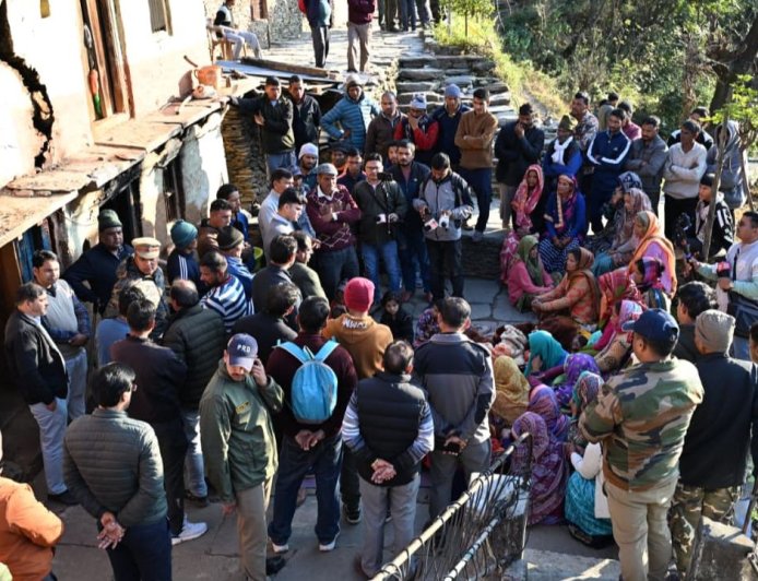 Rudraprayag Leopard Attack: सिंद्रवाणी में गुलदार के शिकार हुए मासूम के परिजनों से मिले डीएम, अफसरों को दिए ये फौरी निर्देश