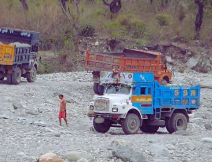 Udham Singh Nagar: वनकर्मियों को ट्रैक्टर-ट्राॅली से कुचलने की कोशिश, बाल-बाल बचे, जानिये क्या है मामला