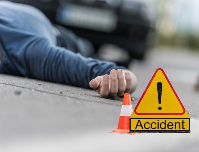 उत्तराखंड: खाई में गिरी कार, पति पत्नी की गई जान