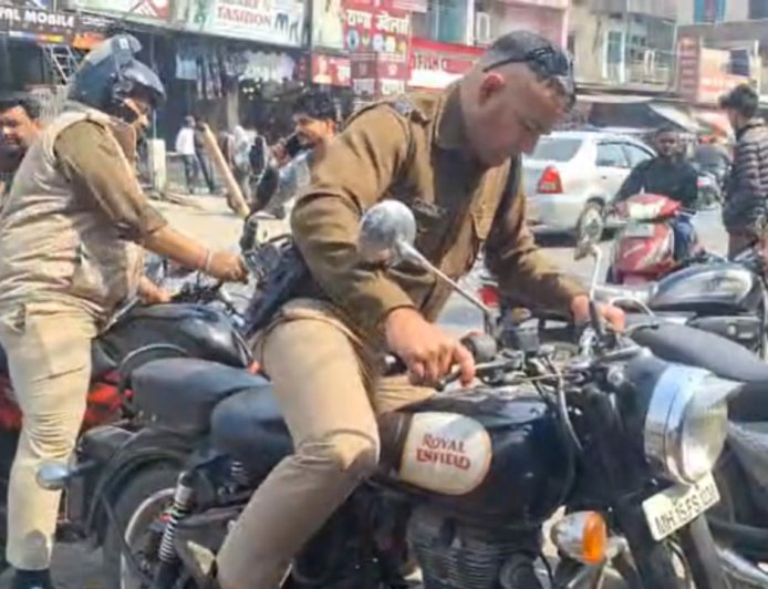 बुलेट बाइक से पटाखे फोड़ने वालों की अब खैर नहीं, जानिए क्या कार्रवाई कर रही है पुलिस