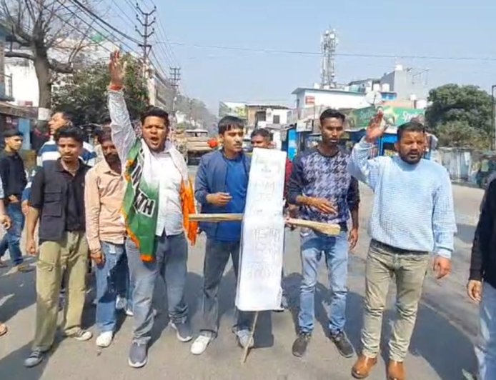 रामनगर में युवा कांग्रेस कार्यकर्ताओं का हल्ला बोल, दिल्ली पुलिस और केंद्र सरकार का फूंका पुतला