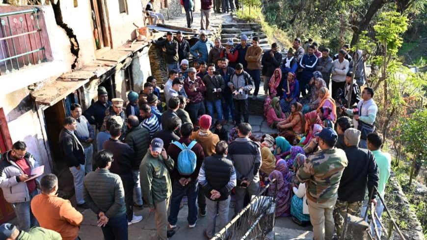 Rudraprayag Leopard Attack: सिंद्रवाणी में गुलदार के शिकार हुए मासूम के परिजनों से मिले डीएम, अफसरों को दिए ये फौरी निर्देश