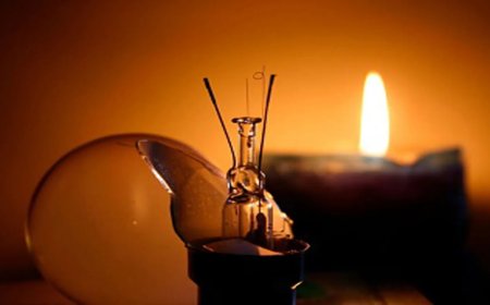 आंधी के कहर से थमी नैनीताल की रफ्तार: 40 घंटे से अंधेरे में डूबा शहर, मोमबत्ती की रोशनी में गुजरी सैलानियों की रात