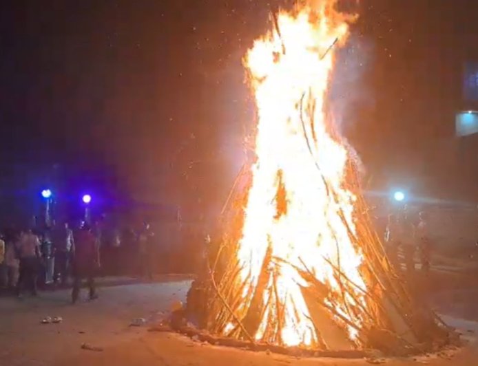 देहरादून विकासनगर में विधिपूर्वक होली दहन, क्षेत्रवासियों ने की पूजा-अर्चना; पढ़ें पूरी खबर