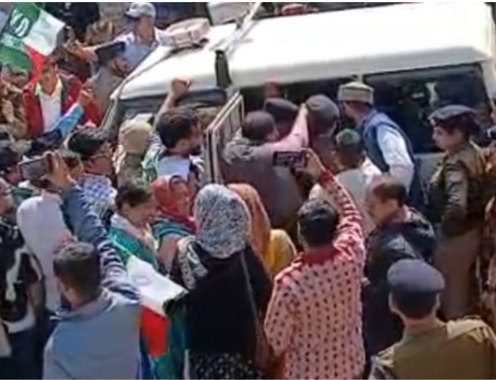 गैरसैंण में UKD का प्रदर्शन, बैरिकेडिंग तोड़ विधानसभा की ओर बढ़े कार्यकर्ता; पुलिस ने ऐसे खदेड़ा