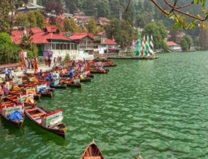 वीकेंड पर नैनीताल में उमड़ा सैलानियों का सैलाब, तीन दिनों में हजारों पर्यटक पहुंचे