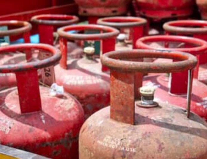 नैनीताल: गैस सिलेंडर कालाबाजारी पर जिला प्रशासन की सख्ती, लगातार छापेमारी के निर्देश