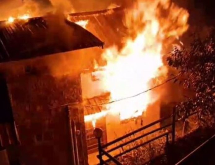 Nainital: मुक्तेश्वर में कॉटेज में लगी भीषण आग, लाखों का सामान जलकर खाक