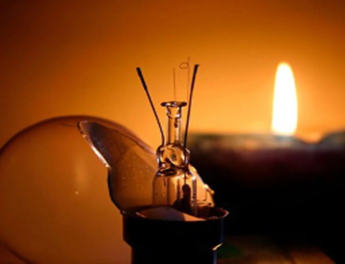 आंधी के कहर से थमी नैनीताल की रफ्तार: 40 घंटे से अंधेरे में डूबा शहर, मोमबत्ती की रोशनी में गुजरी सैलानियों की रात