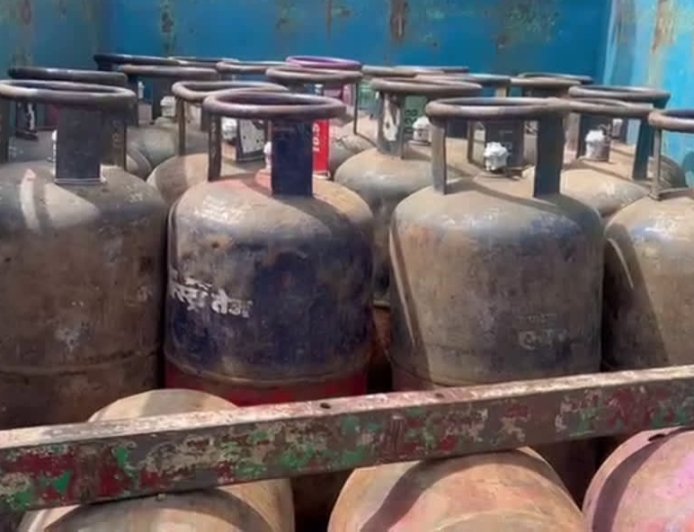 Nainital News: नैनीताल में पकड़ी गई पिकअप, सिलिंडर के रहस्य ने मचाई अफरा-तफरी