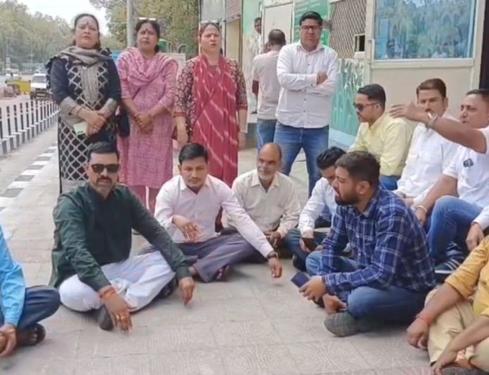 Lachhiwala Toll Plaza: टोल प्लाजा पर मारपीट को लेकर कांग्रेस का प्रदर्शन, जानें पूरा मामला