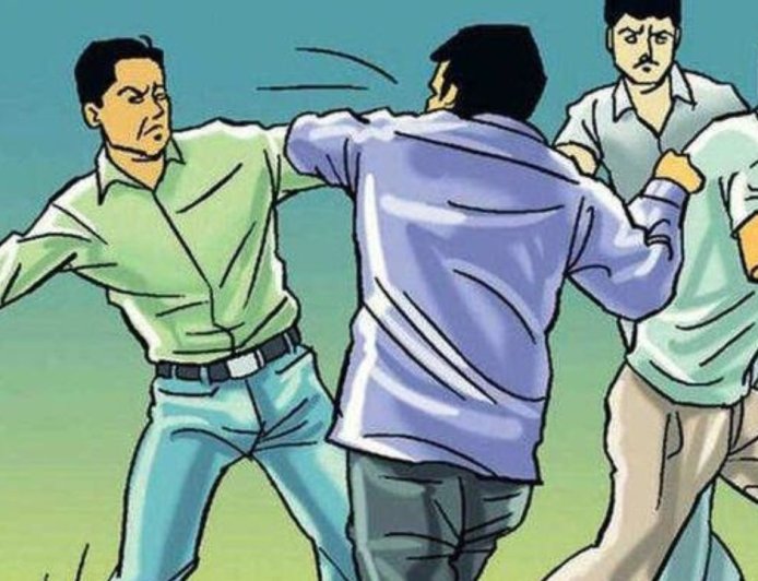 पेट्रोल पंप पर बोतल में पेट्रोल न देने पर हंगामा, बेल्ट निकालकर कर्मी से मारपीट, पुलिस ने दो युवकों को पकड़ा