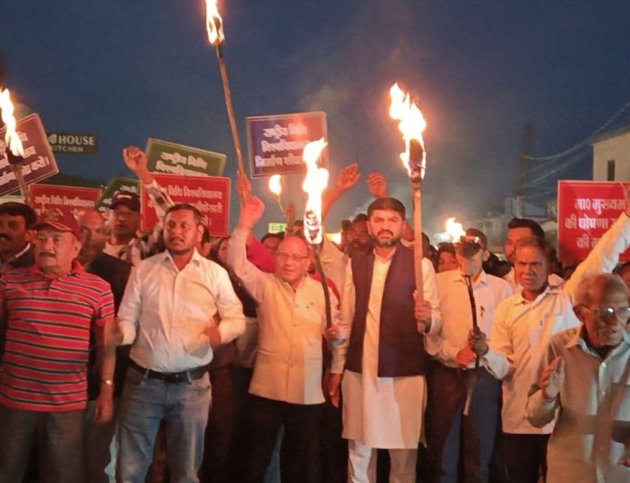 Uttarakhand News: नेशनल लॉ यूनिवर्सिटी का विरोध तेज, रानीपोखरी में मशाल जुलूस और सरकार पर सवाल; पढ़ें पूरी खबर