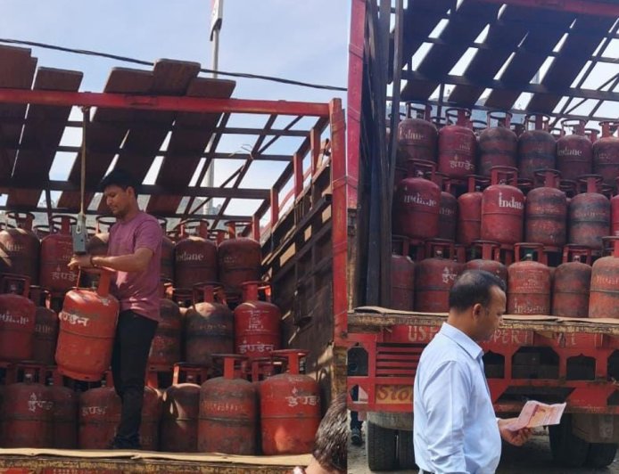 श्रीनगर गढ़वाल में पकड़ा गया गैस कालाबाजारी का खेल, वाहन में मिले 9 सिलेंडर; जानें प्रशासन ने क्या की कार्रवाई